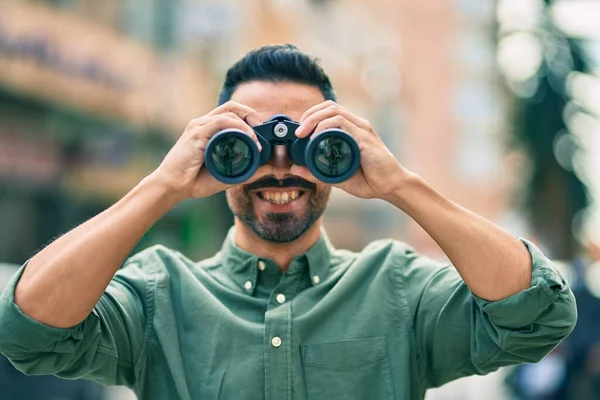 Junger Hispanischer Mann Lächelt Glücklich Und Sucht Mit Ferngläsern Nach — Stockfoto