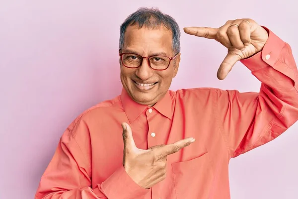 Homem Indiano Meia Idade Vestindo Roupas Casuais Óculos Sorrindo Fazendo — Fotografia de Stock