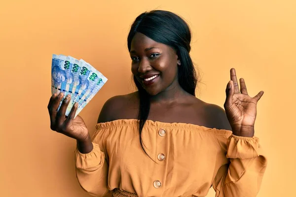 Africká Mladá Žena Drží Jihoafrický 100 Rand Bankovky Dělá Znamení — Stock fotografie