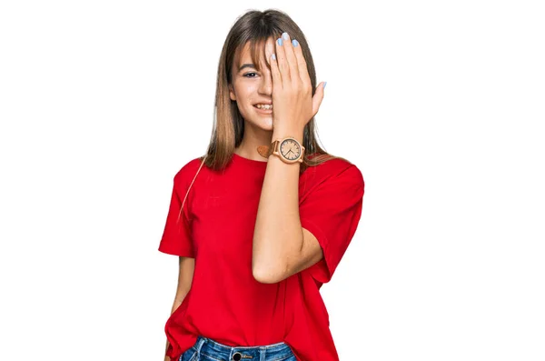 Девушка Кавказка Подросток Обычной Красной Футболке Закрывающей Один Глаз Рукой — стоковое фото