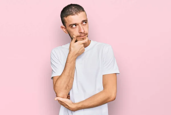 Jovem Hispânico Vestindo Camisa Branca Casual Com Mão Queixo Pensando — Fotografia de Stock