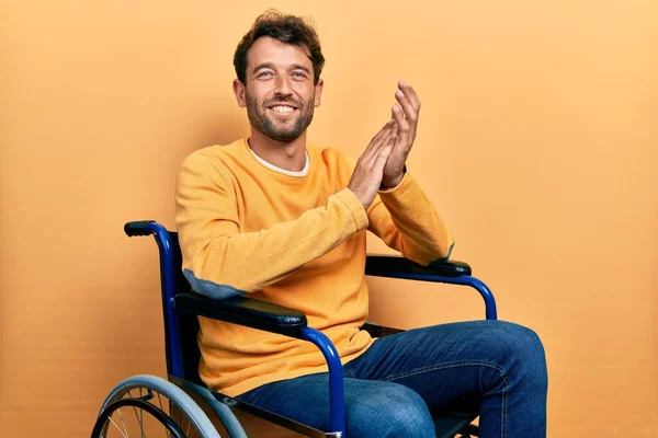 Schöner Mann Mit Bart Der Rollstuhl Sitzt Klatscht Und Applaudiert — Stockfoto