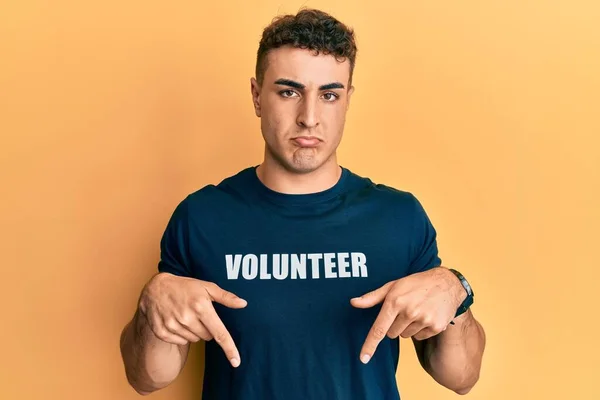 Gönüllü Tişört Giyen Spanyol Genç Adam Üzgün Üzgün Görünüyor Parmaklarıyla — Stok fotoğraf