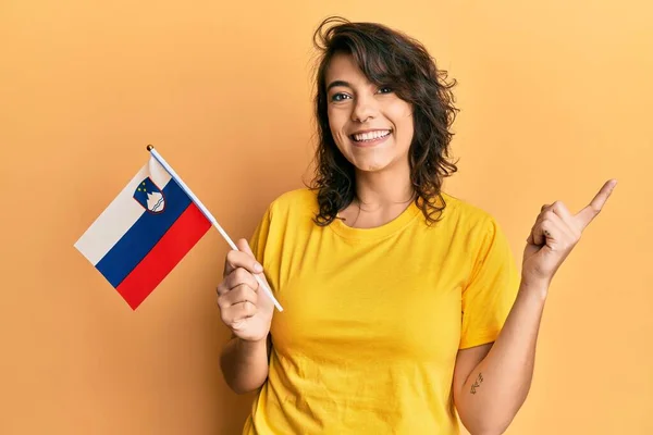Jonge Spaanse Vrouw Houdt Slovenia Vlag Lachend Gelukkig Wijzend Met — Stockfoto