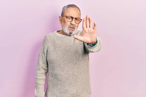Ein Gutaussehender Älterer Mann Mit Bart Lässigem Pullover Und Brille — Stockfoto