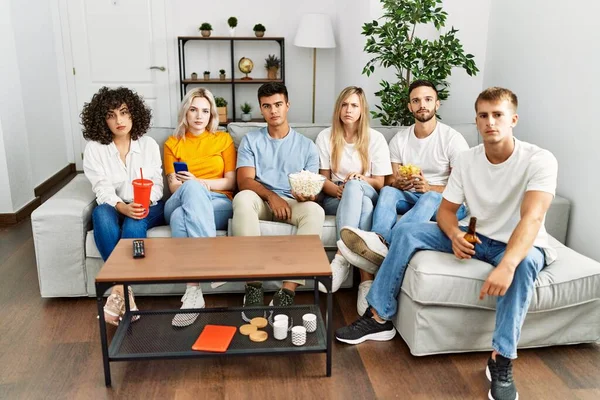 Gruppe Von Menschen Die Snacks Hause Auf Dem Sofa Essen — Stockfoto