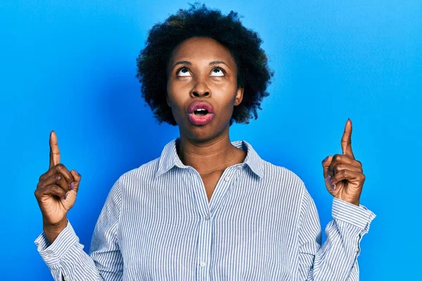 Jovem Afro Americana Vestindo Roupas Casuais Surpreso Surpreso Olhando Para — Fotografia de Stock