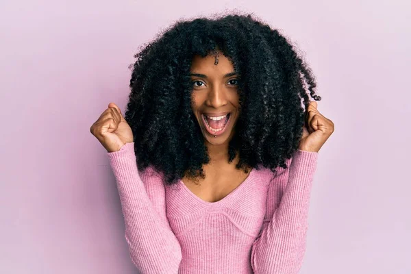 Mulher Afro Americana Com Cabelo Afro Vestindo Camisa Rosa Casual — Fotografia de Stock