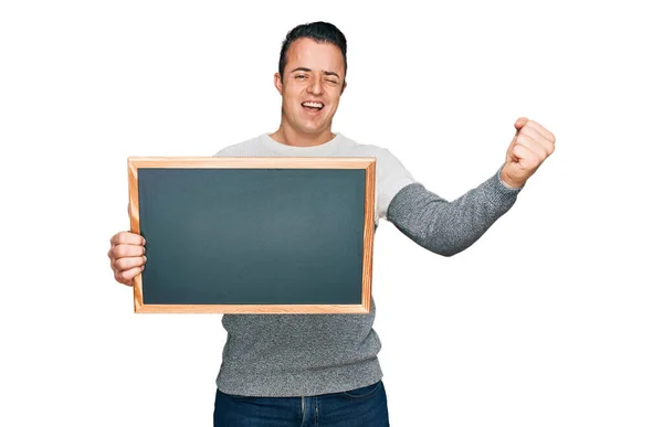 Jovem Bonito Segurando Quadro Negro Gritando Orgulhoso Celebrando Vitória Sucesso — Fotografia de Stock