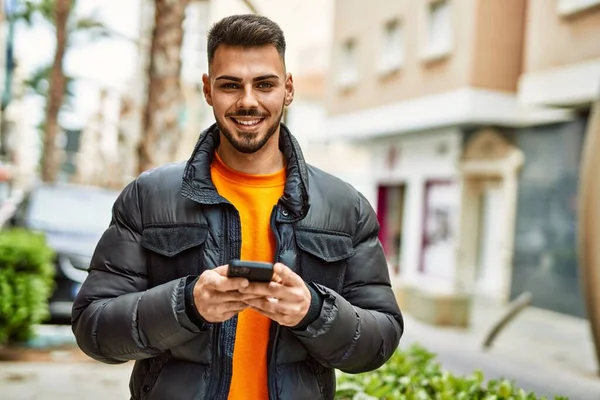 Hombre Hispano Guapo Con Barba Sonriendo Feliz Confiado Ciudad Usando —  Fotos de Stock