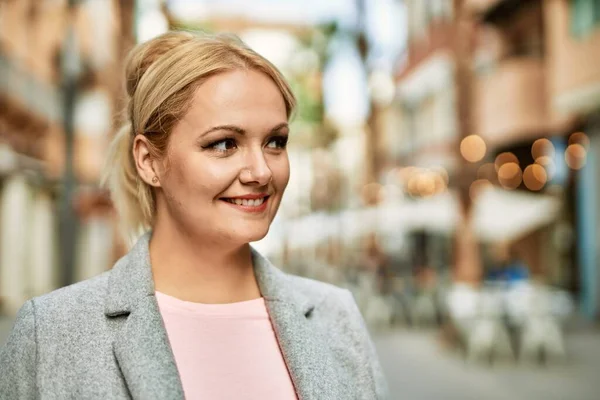 Joven Mujer Negocios Rubia Sonriendo Feliz Pie Ciudad —  Fotos de Stock