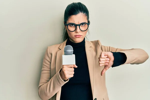 Młoda Latynoska Kobieta Trzymająca Mikrofon Reportera Gniewną Twarzą Negatywny Znak — Zdjęcie stockowe