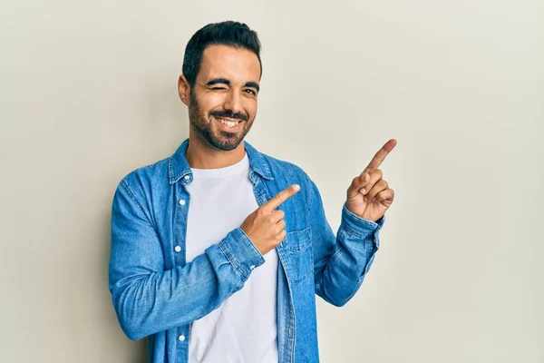 Joven Hombre Hispano Señalando Con Los Dedos Hacia Mismo Guiñando —  Fotos de Stock