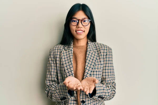 若い中国の女性がビジネススタイルと眼鏡を手の手のひらで一緒に受信またはジェスチャーを与える笑顔を着て 保持し保護する — ストック写真