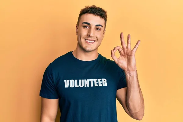 Spaanse Jongeman Draagt Vrijwillig Shirt Glimlacht Positief Doet Het Goed — Stockfoto