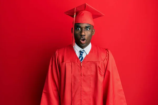 Młody Afrykański Amerykanin Czapce Dyplomowej Szlafroku Przerażony Zszokowany Zaskakującą Ekspresją — Zdjęcie stockowe