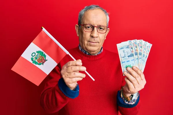 Hombre Mayor Guapo Con Pelo Gris Con Bandera Perú Billetes —  Fotos de Stock