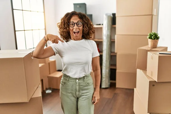 Middelbare Leeftijd Latijns Amerikaanse Vrouw Het Dragen Van Casual Kleding — Stockfoto