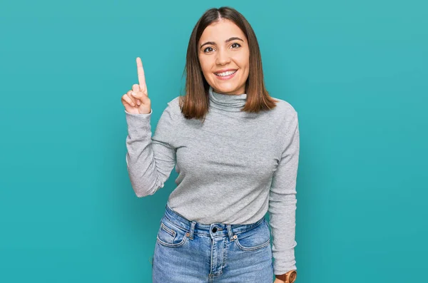 Ung Vacker Kvinna Bär Casual Turtleneck Tröja Peka Finger Upp — Stockfoto