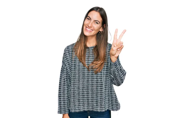 Jonge Mooie Vrouw Dragen Casual Kleding Tonen Wijzen Met Vingers — Stockfoto