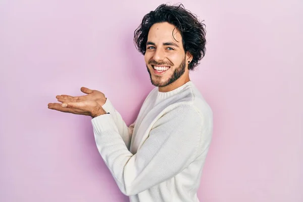 Bonito Homem Hispânico Vestindo Camisola Branca Casual Apontando Para Lado — Fotografia de Stock