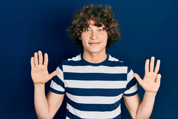 Hezký Mladý Muž Sobě Ležérní Pruhované Tričko Ukazuje Ukazuje Prsty — Stock fotografie