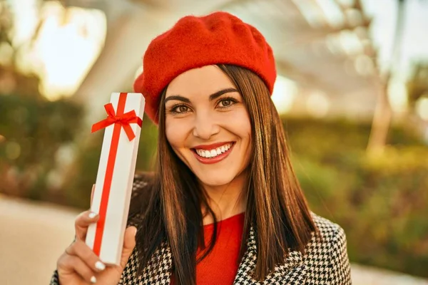 Jonge Latino Vrouw Glimlachend Gelukkig Vasthouden Geschenk Stad — Stockfoto