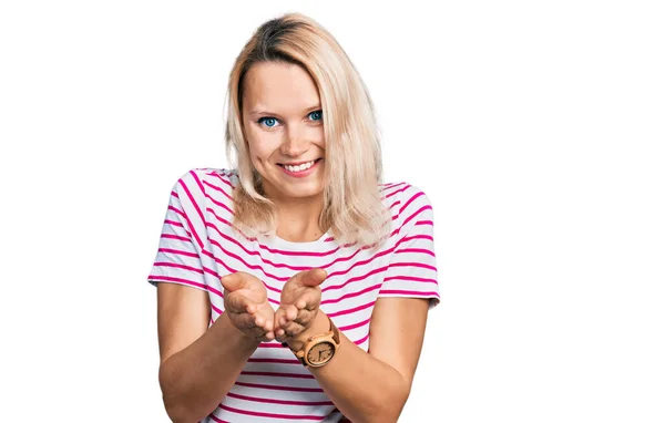 Jeune Femme Caucasienne Portant Des Vêtements Décontractés Souriant Avec Les — Photo