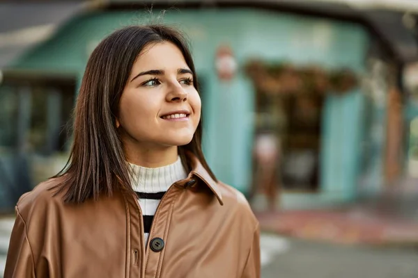 Genç Güzel Esmer Kadın Dışarıda Mutlu Bir Şekilde Gülümsüyor — Stok fotoğraf