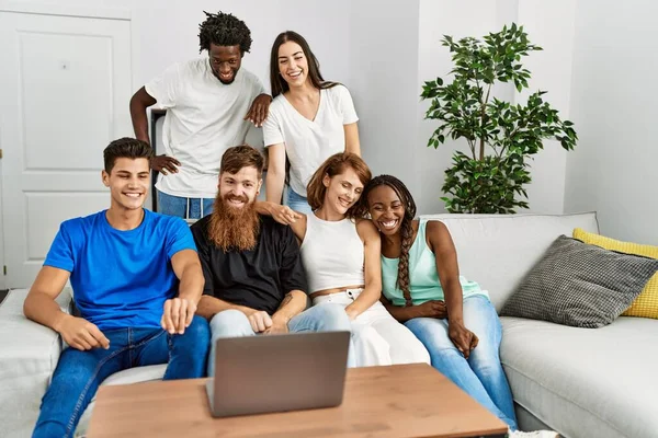 Gruppe Junger Freunde Lächelt Glücklich Beim Videoanruf Mit Laptop Hause — Stockfoto