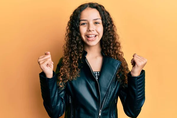 Έφηβος Ισπανόφωνη Κοπέλα Φορώντας Μαύρο Δερμάτινο Σακάκι Ουρλιάζοντας Υπερήφανη Γιορτάζει — Φωτογραφία Αρχείου