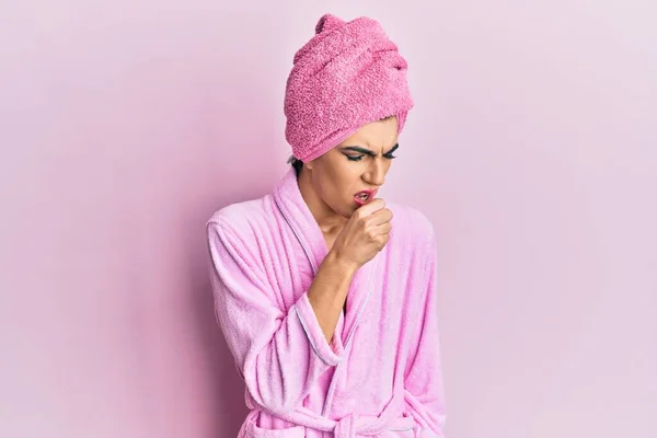 Los Hombres Jóvenes Que Usan Mujeres Maquillan Con Toalla Ducha — Foto de Stock