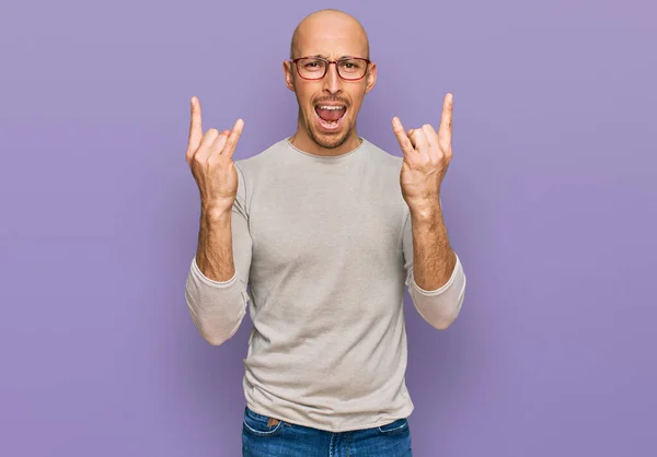 Homem Careca Com Barba Vestindo Roupas Casuais Óculos Gritando Com — Fotografia de Stock