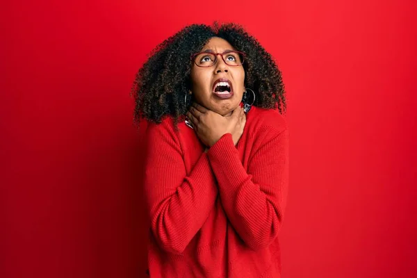 Mooie Afro Amerikaanse Vrouw Met Afrohaar Trui Een Bril Die — Stockfoto