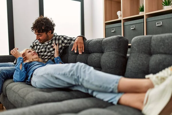 Pareja Joven Oliendo Feliz Sentado Sofá Casa — Foto de Stock