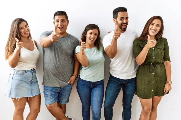 Een Groep Jonge Spaanse Vrienden Die Samen Een Geïsoleerde Achtergrond — Stockfoto