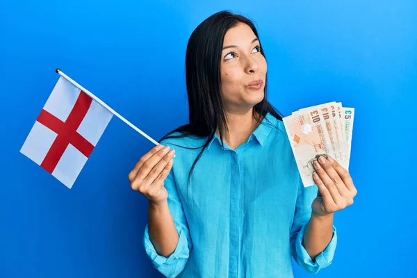 Young Latin Woman Holding England Flag Pounds Banknotes Smiling Looking — Stock Photo, Image