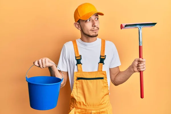 Jovem Hispânico Vestindo Uniforme Limpador Vidro Rodo Sorrindo Olhando Para — Fotografia de Stock