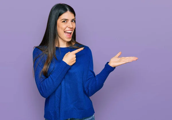 Mujer Hispana Joven Vistiendo Ropa Casual Asombrada Sonriendo Cámara Mientras —  Fotos de Stock