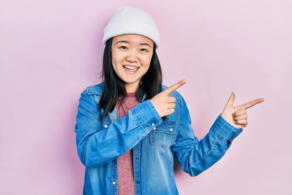 Jong Chinees Meisje Dragen Schattig Wol Cap Glimlachen Kijken Naar — Stockfoto