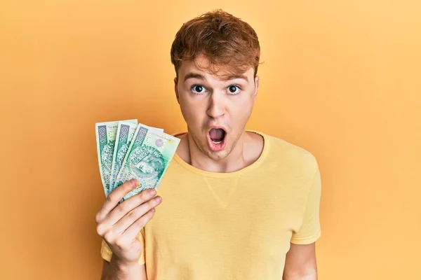 Jonge Blanke Man Met Poolse Zloty Bankbiljetten Bang Verbaasd Met — Stockfoto