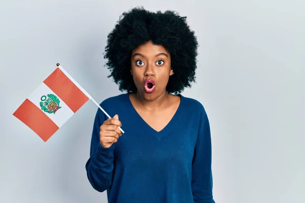 Jonge Afro Amerikaanse Vrouw Met Peru Vlag Bang Verbaasd Met — Stockfoto