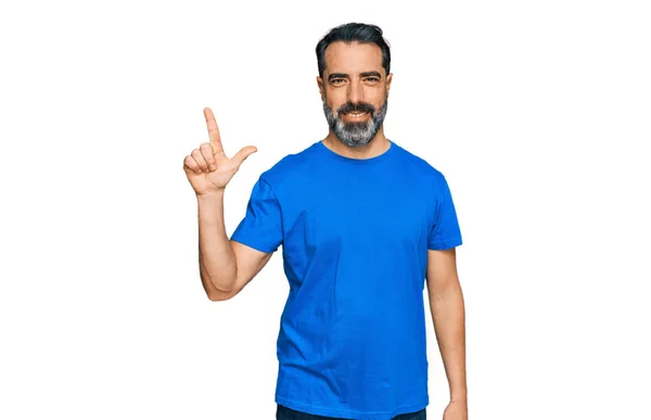 Medelålders Man Med Skägg Bär Casual Blå Skjorta Visar Och — Stockfoto