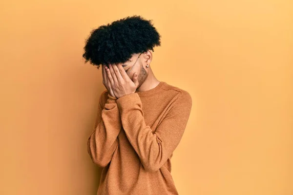 Mladý Africký Američan Afro Vlasy Sobě Ležérní Zimní Svetr Smutným — Stock fotografie