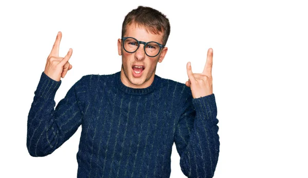 Sıradan Kıyafetler Gözlük Takan Genç Sarışın Adam Çılgın Bir Ifadeyle — Stok fotoğraf