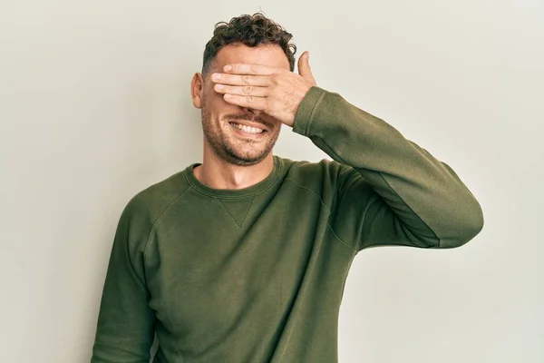 Jonge Latijns Amerikaanse Man Casual Kleding Glimlachend Lachend Met Hand — Stockfoto