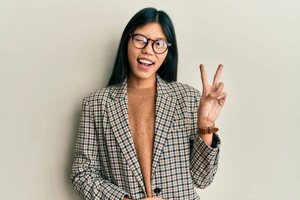 Νεαρή Κινέζα Γυναίκα Φορώντας Επιχειρηματικό Στυλ Και Γυαλιά Χαμογελώντας Χαρούμενο — Φωτογραφία Αρχείου