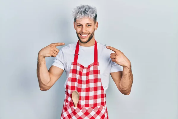 Young Hispanic Man Modern Dyed Hair Wearing Apron Smiling Cheerful — Stock Photo, Image