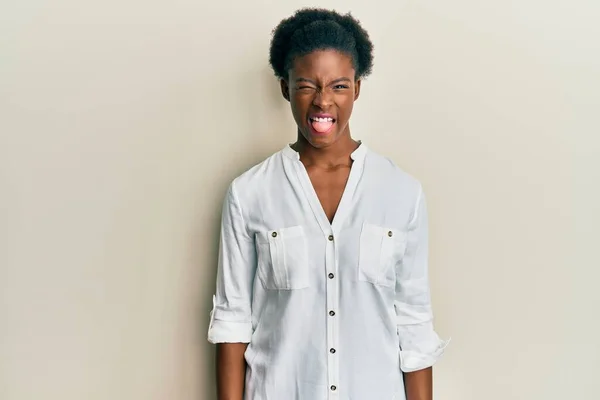 Chica Afroamericana Joven Con Ropa Casual Que Sale Con Lengua —  Fotos de Stock