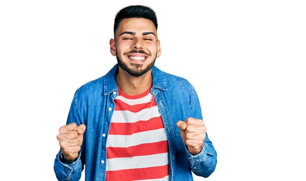 Joven Hombre Hispano Con Barba Vistiendo Chaqueta Vaquera Casual Emocionado —  Fotos de Stock